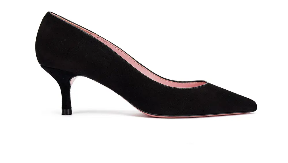 Zapato de tacón en negro.