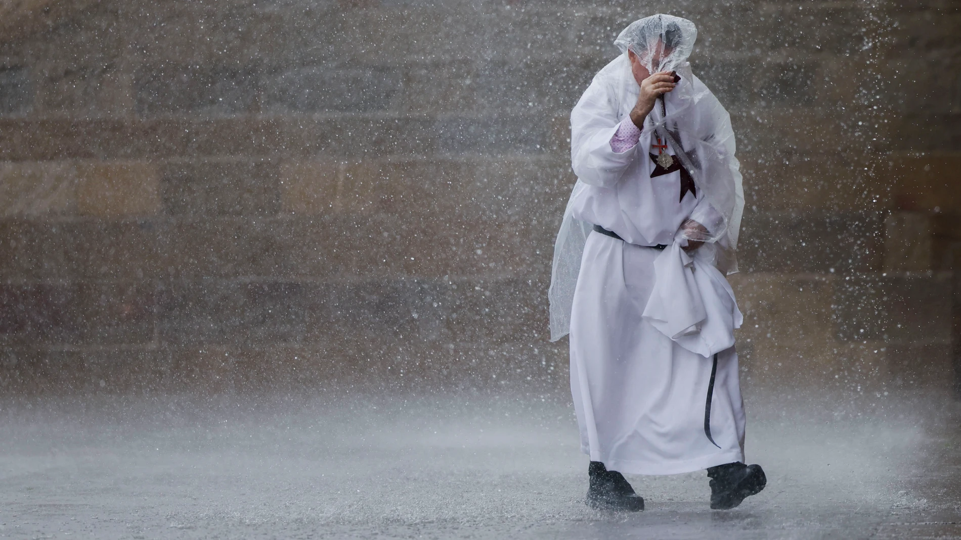 SANTIAGO DE COMPOSTELA, 28/10/2023.- Un religioso bajo la lluvia este sábado en la plaza del Obradoiro en Santiago de Compostela. La AEMET lanza un aviso naranja en la costa coruñesa, y toda la comunidad esta bajo una borrasca con fuertes lluvias y viento.- EFE/Lavandeira jr