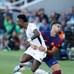 Vinicius recibe una falta de Ferran Torres