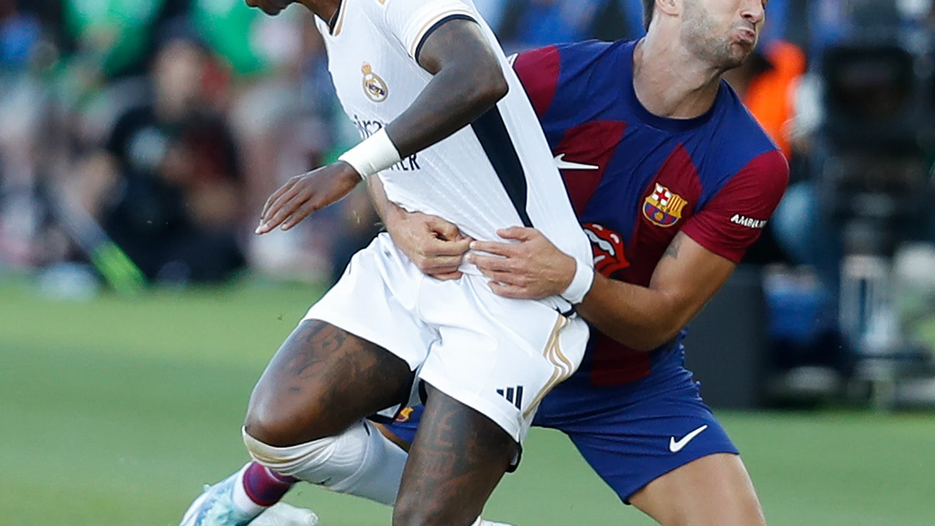 Vinicius recibe una falta de Ferran Torres