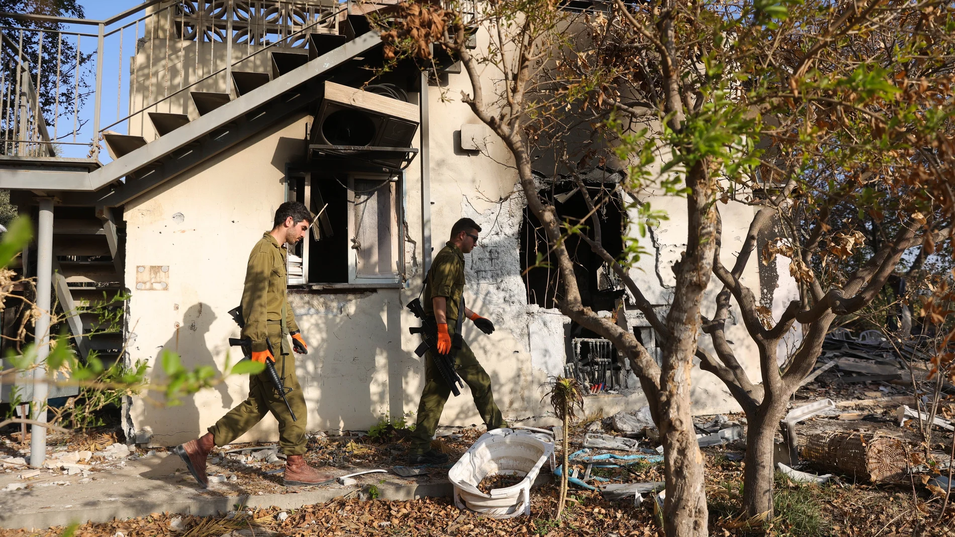 Israeli soldiers inspect a ruined house in Kibbutz Beeri, near the border with Gaza in southern Israel , 25 October 2023, where at least 130 Kibbutz members where killed by Hamas as militants launched an attack against Israel from the Gaza Strip on 07 October.