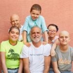 Paco Arango junto a niños que son atendidos por la Fundación Aladina