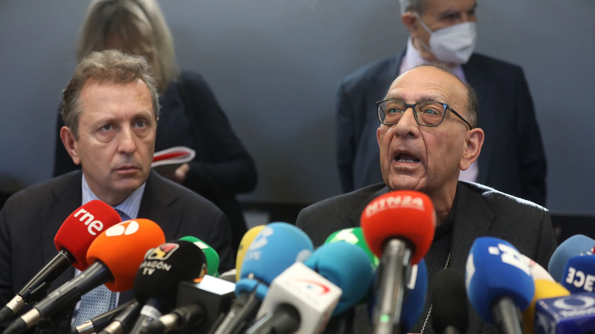 El presidente de la firma legal Cremades&Calvo Sotelo, Javier Cremades (i) y el presidente de la Conferencia Episcopal, el cardenal Juan José Omella (d), comparecen en rueda de prensa