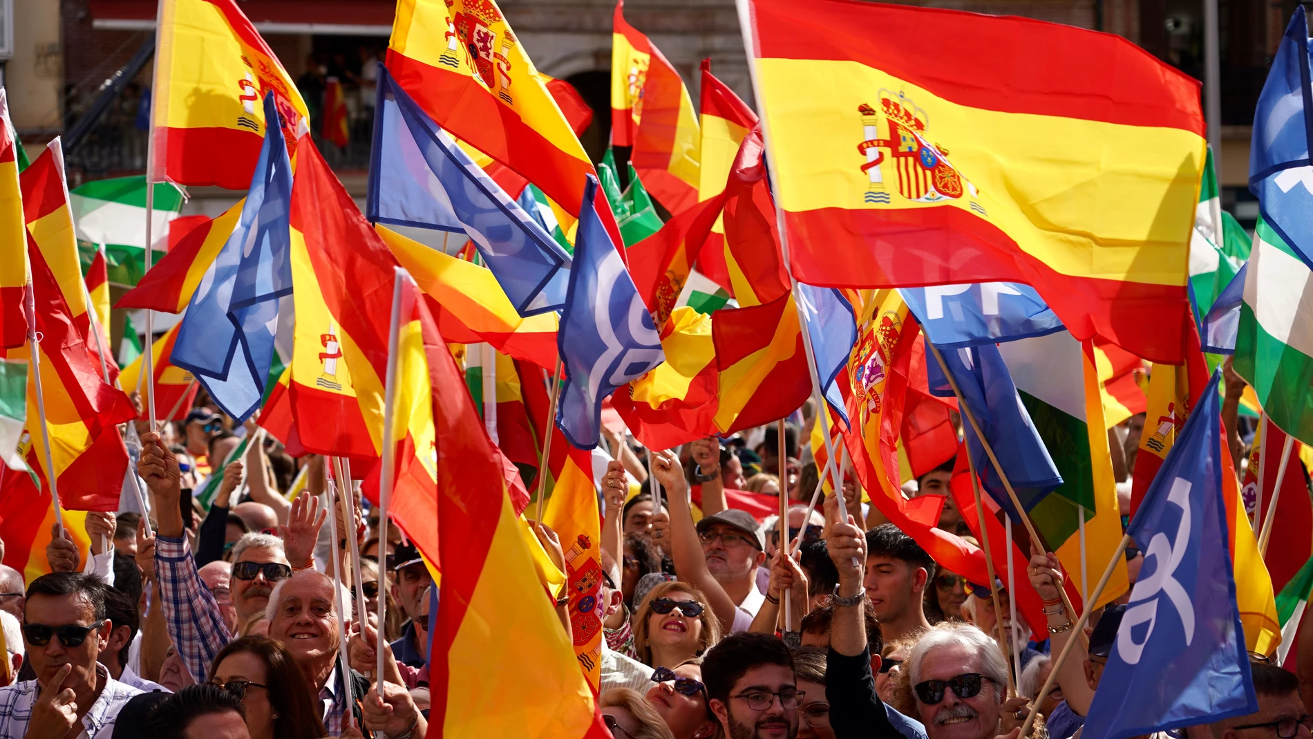 Cientos de personan han salida a manifestarse en la clausura de un acto en defensa de la igualdad de los españoles, a 29 de octubre de 2023, en Málaga (Andalucía, España). El presidente del PP-A, Juanma Moreno, participa junto con el presidente del Partido Popular, Alberto Núñez Feijóo, y el alcalde, Francisco de la Torre, en la clausura de un acto en defensa de la igualdad de los españoles. 29 OCTUBRE 2023 Álex Zea / Europa Press 29/10/2023