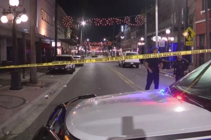 Dos personas fallecidas y 18 heridas en un tiroteo en EEUU en una celebración de Halloween