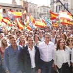 Juanma Moreno y Alberto Núñez Feijóo, junto a numerosos dirigentes populares, en el acto celebrado en Málaga