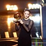 Aitana Bonmatí con vestido de Versace para ganar su primer Balón de Oro.