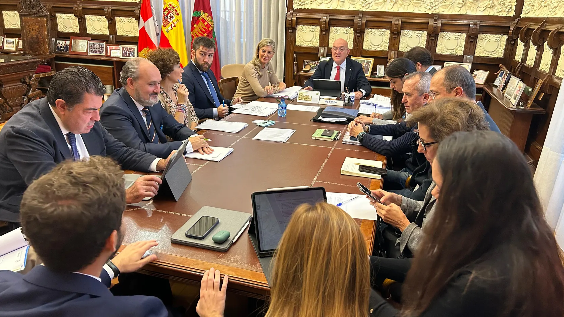 Comisión del Ayuntamiento de Valladolid presidida por Jesús Julio Carnero