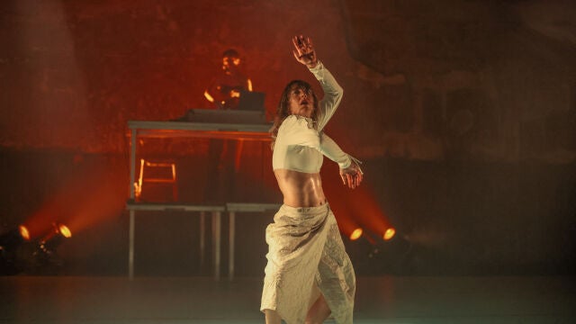 Además de bailar, en "Bekristen", Luz Arcas firma coreografía, dramaturgia, espacio y vestuario
