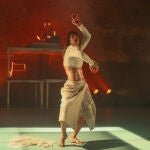 Además de bailar, en "Bekristen", Luz Arcas firma coreografía, dramaturgia, espacio y vestuario