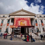 Preparativos de la Jura de la Constitucion de la Princesa Leonor y colocacion del baldaquin en el Congreso de 