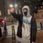 Un joven pro-Hamás arranca cárteles de israelíes secuestrados en la Universidad de Harvard