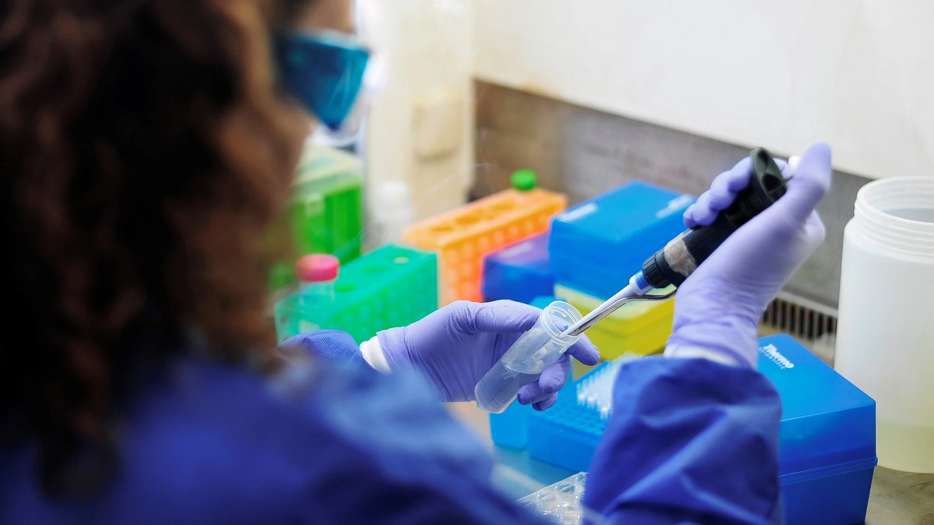 GRAF8075. MADRID (ESPAÑA), 11/07/2018.- Investigadores de Microbiología del Instituto de Investigación del Hospital 12 de Octubre, en la imagen, explican cómo han descubierto que tres supervivientes de la última epidemia de ébola poseen unos anticuerpos, denominados Unicornio, que abren una nueva vía para el diseño de una vacuna universal.-EFE/Diego Pérez Cabeza