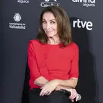 Ana Belén con jersey rojo.