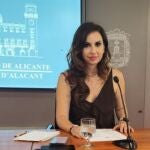 La concejala de Turismo, Ana Poquet, en rueda de prensa en el Ayuntamiento de Alicante.