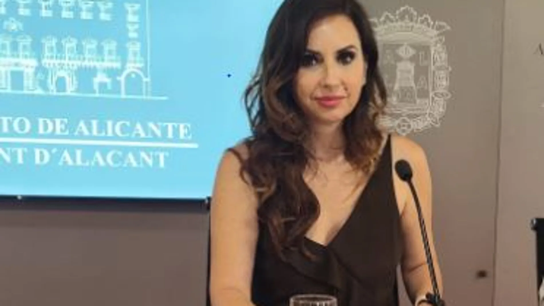 La concejala de Turismo, Ana Poquet, en rueda de prensa en el Ayuntamiento de Alicante.