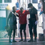Mueren tres ocupantes de un cayuco localizado al sur de Tenerife, uno de ellos en el muelle
