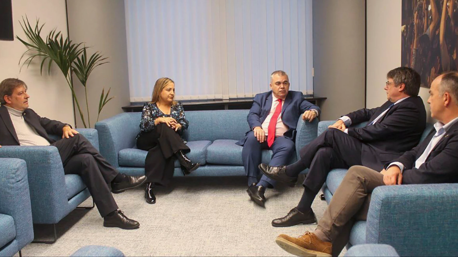 BRUSELAS (BÉLGICA), 30/10/2023.- El expresidente de la Generalitat y eurodiputado de JxCat, Carles Puigdemont (2d), y el secretario de organización del PSOE, Santos Cerdán (c), se han reunido este lunes por la tarde en la sede del Parlamento Europeo en Bruselas para "avanzar" hacia la investidura de Pedro Sánchez. Así lo ha explicado el PSOE y Junts en un comunicado, en el que se señala que ambos han coincidido en destacar el "buen ambiente" del encuentro y han constatado que estas negociacio...