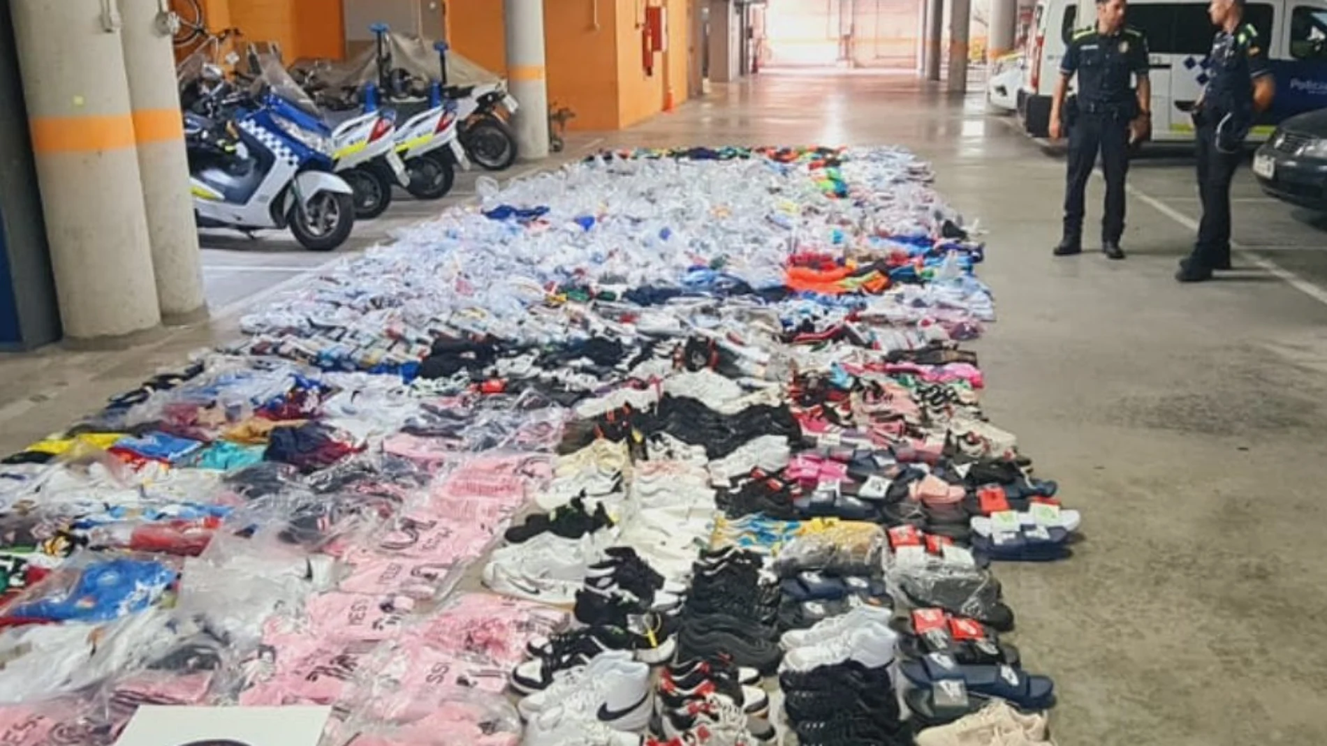 Castelldefels aprueba multar con 750 euros la compra en el top manta