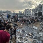 31 October 2023, Palestinian Territories, Jabalia: Palestinians search for survivors following an Israeli airstrike in the Jabalia refugee camp north of Gaza City. Photo: Fadi Wael Alwhidi/dpa 31/10/2023 ONLY FOR USE IN SPAIN