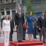 Los Reyes, la Princesa Leonor y la Infanta Sofía durante el himno nacional