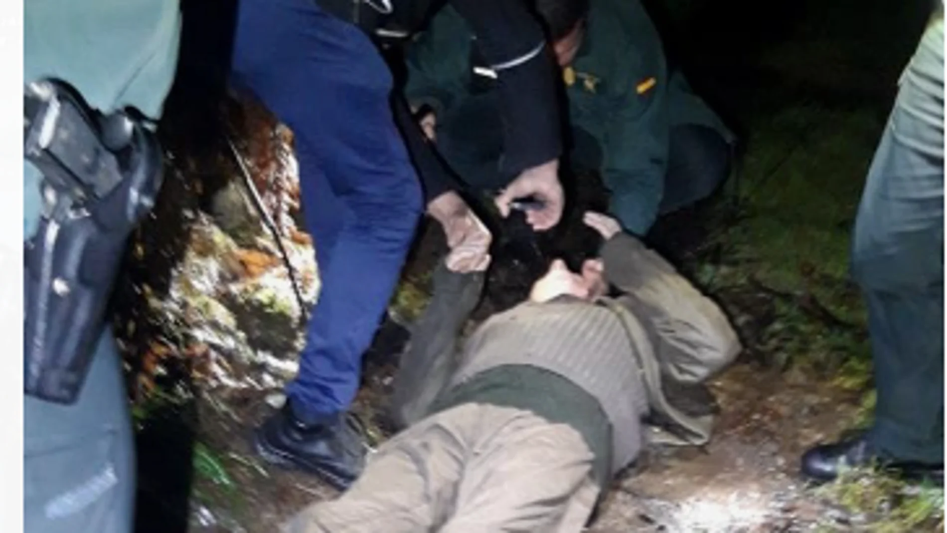 Agentes de la Guardia Civil, en el momento de encontrar al anciano