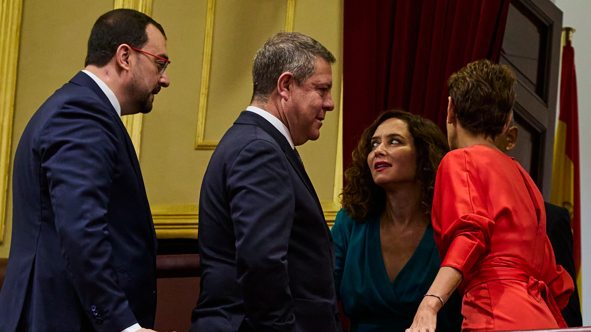 Adrian Barbon, Emiliano Garcia Page Ayuso y Chivite antes de asistir al acto de la jura de la Constitución de la princesa Leonor por su mayoría de edad ante las Cortes Generales, en una solemne sesión conjunta de las dos cámaras legislativas que se celebra en el hemiciclo de la Cámara Alta. © Alberto R. Roldán / Diario La Razón. 31 10 2023