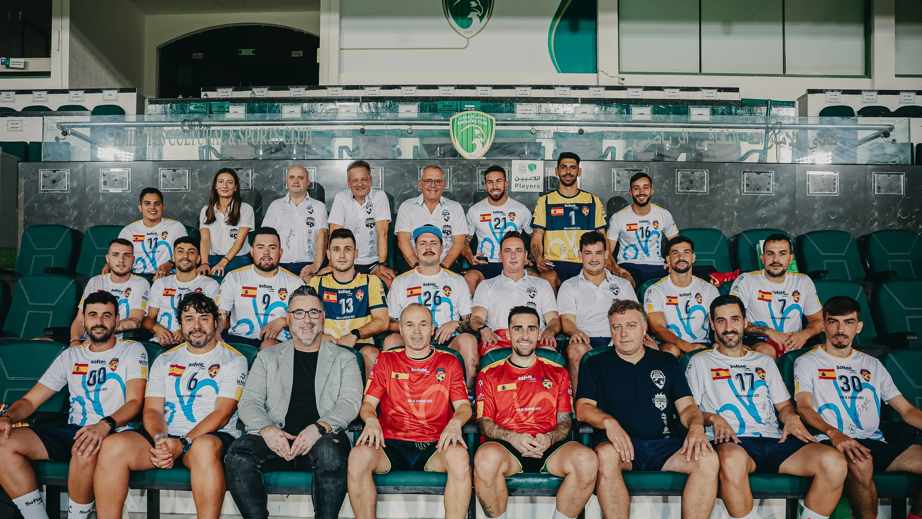 Foto de familia de la selección española de fútbol de la "Miniroja" con Iniesta y Alcácer