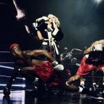Madonna durante uno de sus conciertos en Londres