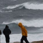  Turistas este miércoles, en la costa de Muxía (A Coruña). La AEMET ha activado avisos naranjas y rojos a partir del Día de Todos los Santos, por la llegada de la borasca Ciarán.