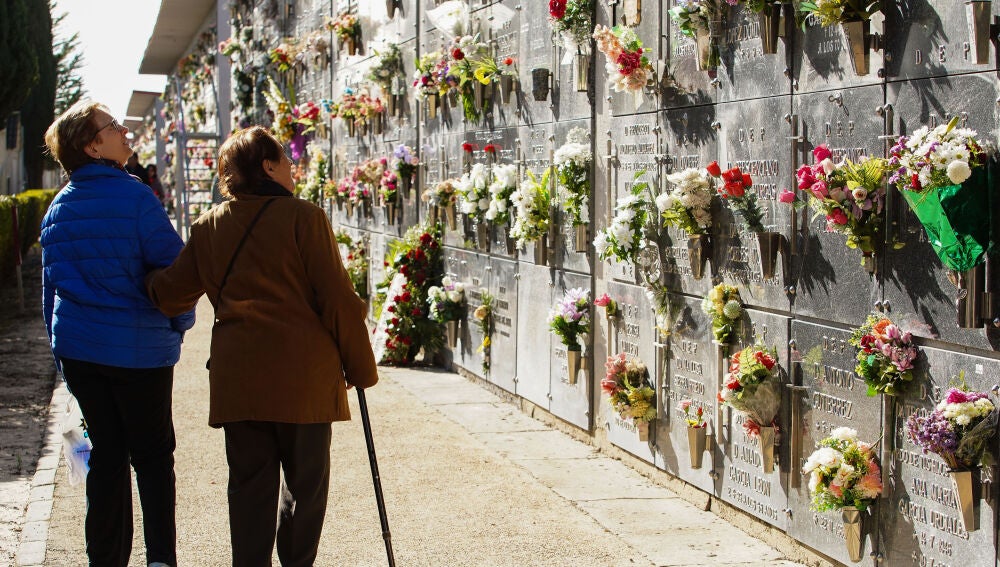 Celebración del Día de Todos los Santos en el cementerio de León