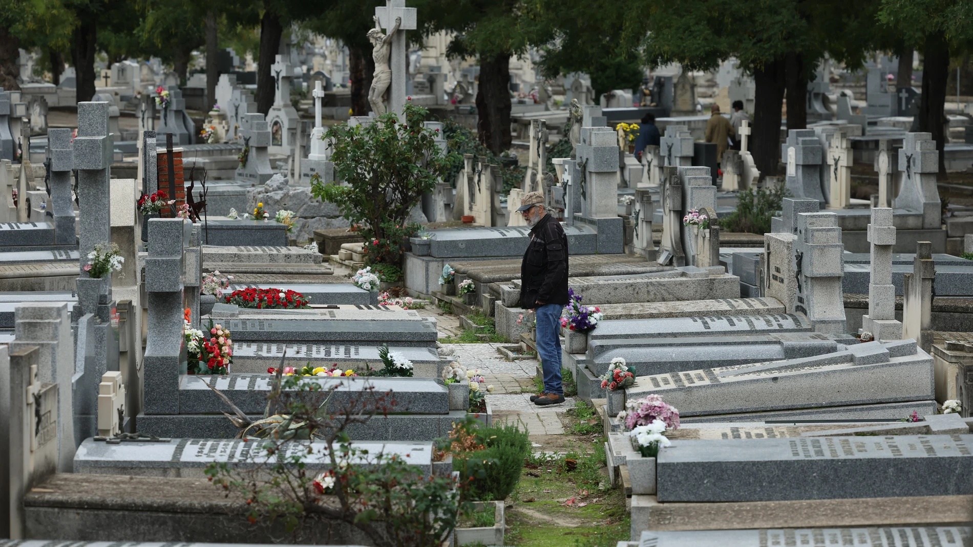 GRAF7825. MADRID, 01/11/2023.- Los españoles acuden hoy a los cementerios para recordar a sus difuntos y cumplimentar la tradición de llevar flores a las tumbas en el día de Todos los Santos. En la imagen, un hombre visita la tumba de un ser querido en el cementerio de la Almudena en Madrid. EFE/Kiko Huesca EFE/ Kiko Huesca