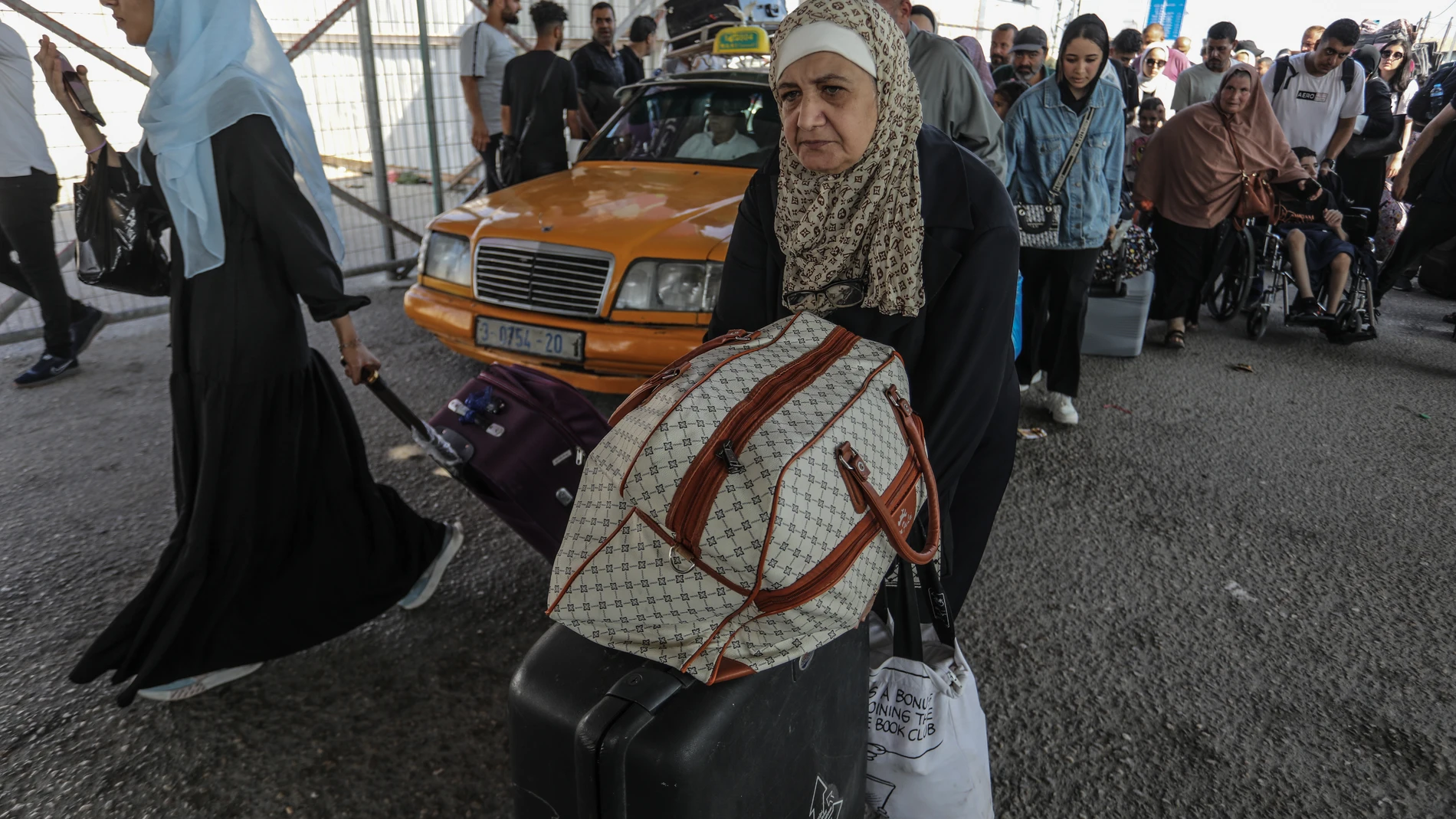 01 November 2023, Palestinian Territories, Rafah: Palestinians are seen at the border crossing between the Gaza Strip and Egypt in Rafah. Injured Palestinians, Palestinians with second passports and foreign nationals can be evacuated through the Rafah border crossing. Photo: Abed Rahim Khatib/dpa 01/11/2023 ONLY FOR USE IN SPAIN
