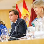 De izquierda a derecha, Inma Sanz, José Luis Martínez-Almeida y Engracia Hidalgo
