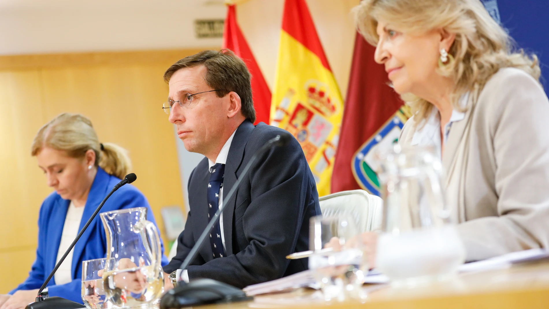 De izquierda a derecha, Inma Sanz, José Luis Martínez-Almeida y Engracia Hidalgo