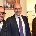 El alcalde de Ágreda, Jesús Manuel Alonso, en el centro, junto al secretario autonómico del PSOE, Luis Tudanca (Drcha); y el secretario provincial, Luis Rey (Izqu)