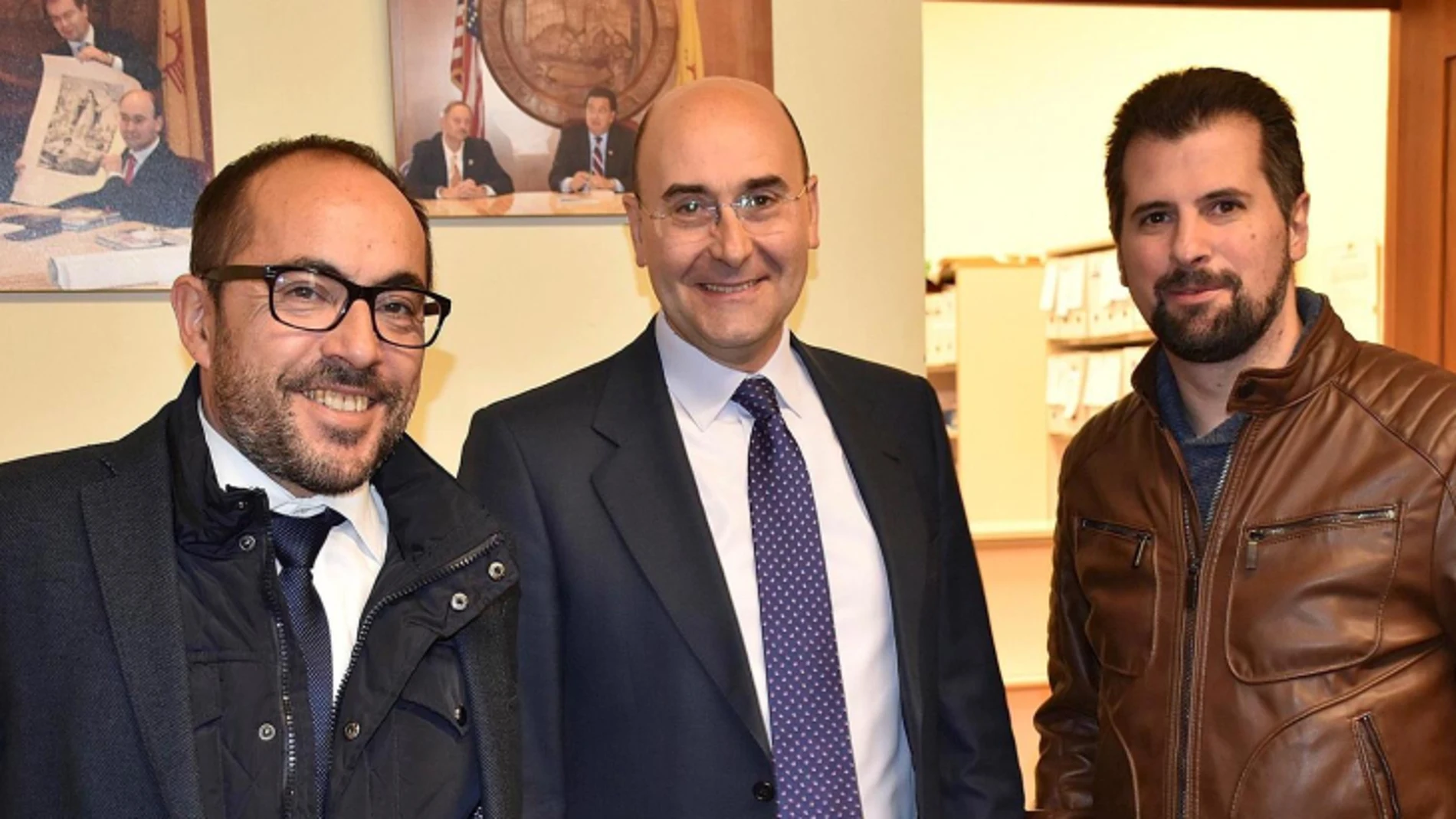 El alcalde de Ágreda, Jesús Manuel Alonso, en el centro, junto al secretario autonómico del PSOE, Luis Tudanca (Drcha); y el secretario provincial, Luis Rey (Izqu)