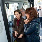 Pasajeros en un autobús propulsado con energía eléctrica en Barcelona