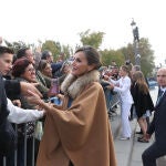 La Reina Letizia con capa. 