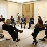 El presidente del Gobierno en funciones, Pedro Sánchez (d) durante la reunión mantenida con los firmantes de un manifiesto de la sociedad civil en favor de la paz en Oriente Medio, este jueves en el Palacio de la Moncloa. 