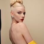 La actriz Anya Taylor-Joy con el labial rojo Rouge en el tono '999', de Dior.