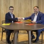El ministro de la Presidencia y miembro de la Comisión Ejecutiva Federal y de la comisión negociadora del PSOE, Félix Bolaños (i), y el presidente de ERC, Oriol Junqueras, en una reunión para sellar un acuerdo que garantiza el apoyo de los republicanos a la investidura de Pedro Sánchez este jueves en Barcelona.