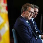 El líder del PP, Alberto Núñez Feijóo y el expresidente del Gobierno, José María Aznar en la inauguración del Máster de Acción Política de la universidad Francisco de Vitoria.
