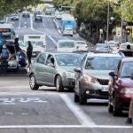El TSJM eleva la pena a un conductor que amenazó a un motorista por llevar guantes con la bandera de España