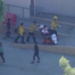 Médicos y bomberos de Los Ángeles auxilian a estudiantes apuñalados en un instituto americano