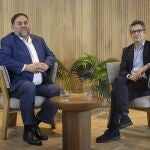 El ministro de la Presidencia y miembro de la Comisión Ejecutiva Federal y de la comisión negociadora del PSOE, Félix Bolaños (d), y el presidente de ERC, Oriol Junqueras, en una reunión para sellar un acuerdo que garantiza el apoyo de los republicanos a la investidura de Pedro Sánchez este jueves en Barcelona. 