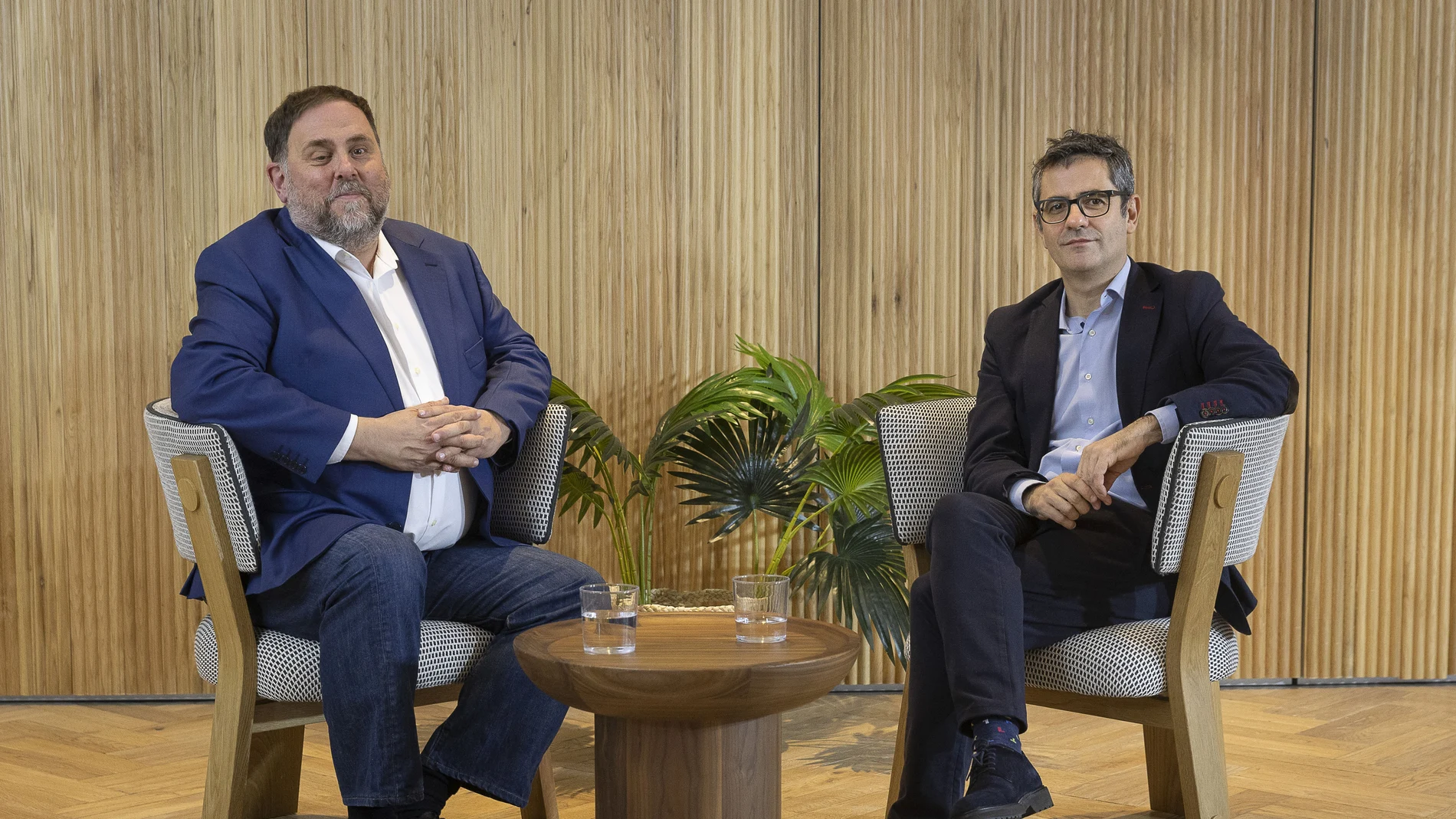 El ministro de la Presidencia y miembro de la Comisión Ejecutiva Federal y de la comisión negociadora del PSOE, Félix Bolaños (d), y el presidente de ERC, Oriol Junqueras, en una reunión para sellar un acuerdo que garantiza el apoyo de los republicanos a la investidura de Pedro Sánchez este jueves en Barcelona.