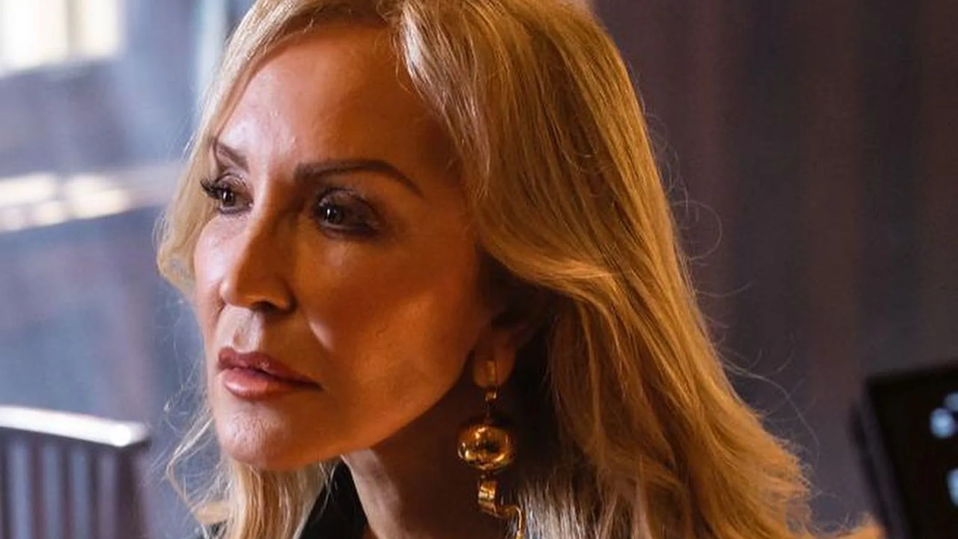 Carmen Lomana con camisa con transparencias.
