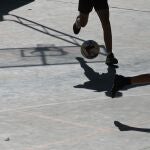 Varios ni&ntilde;os juegan en el patio del colegio de la Alameda de Osuna.