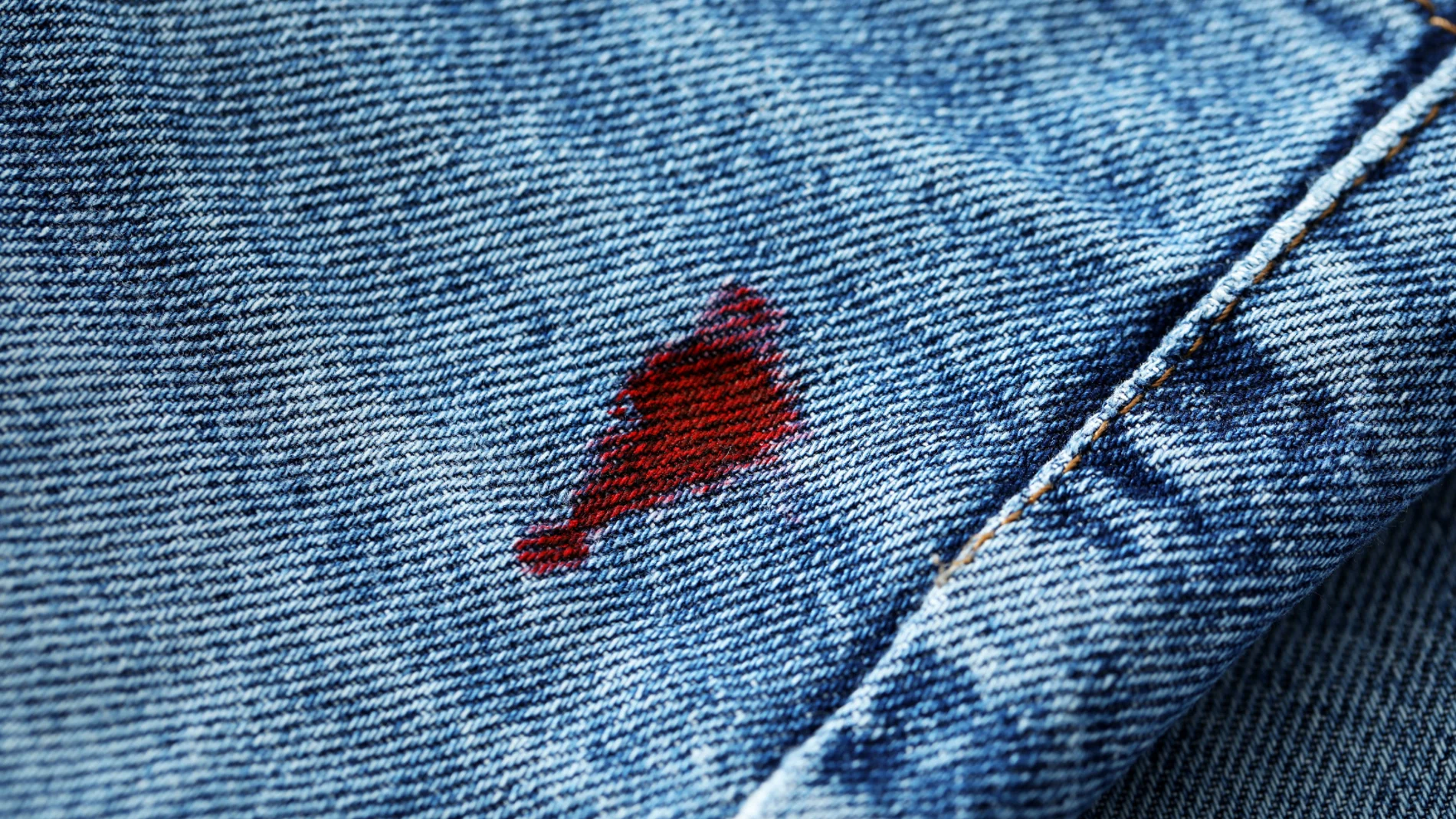 ¿Es el agua oxigenada el mejor aliado contra las manchas de sangre?